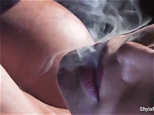 Shyla's mind-blowing smoking fetish tease